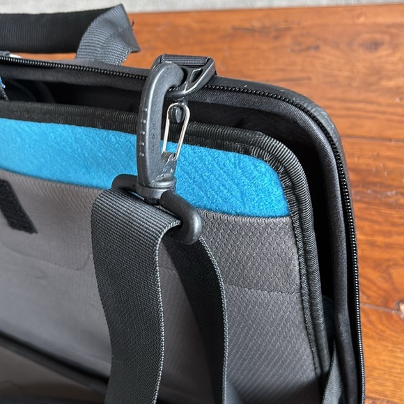 Thule Gauntlet Attache Case for Apple MacBook 15” Hard Shell Laptop Bag Black - Picture 8 of 13